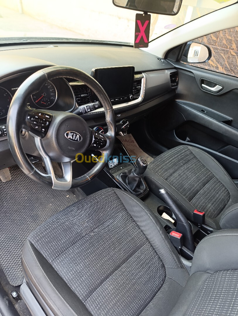 Kia Stonic 2021 -3ans كارت قريز صافية