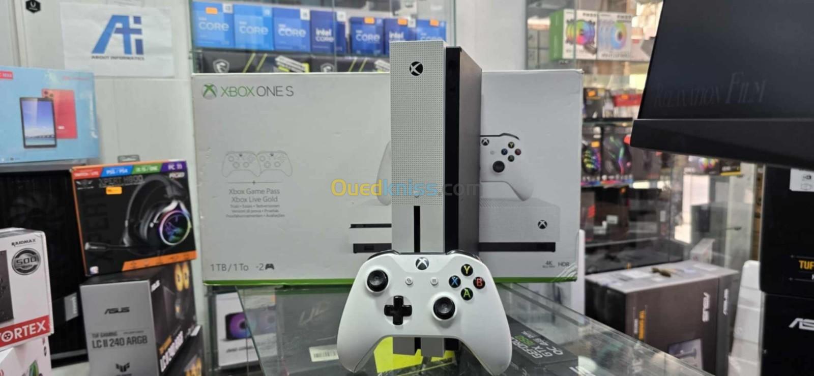 XBOX ONE S 1TB UNE MANETTE AVEC GAME PASS 1 MOIS ET PLUS QUE 10 JEUX 