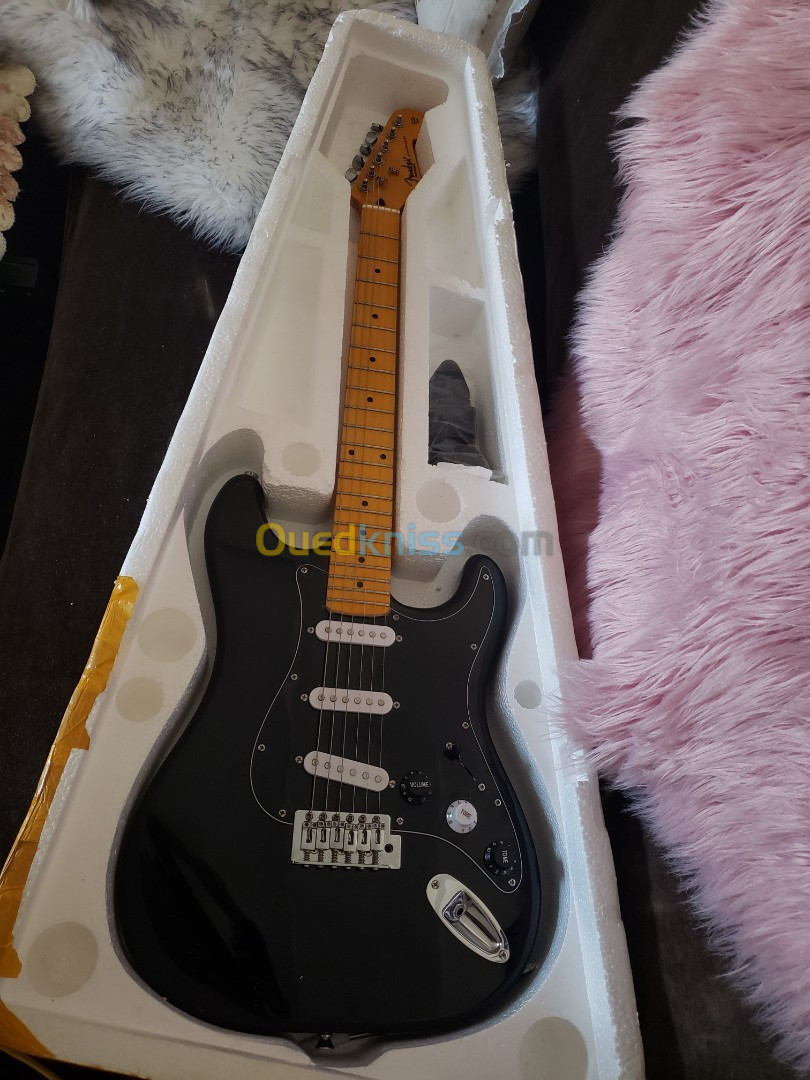 Guitar électrique copie Fender Black Star 