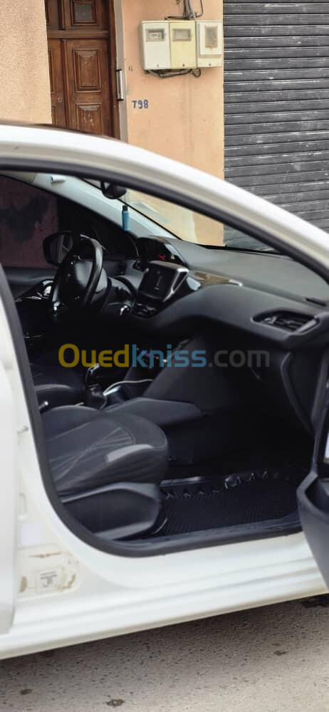 Peugeot 208 2015 Allure