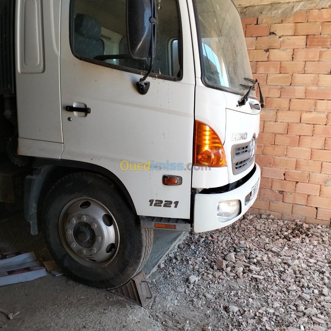 hino 1221 PLATEU 2015