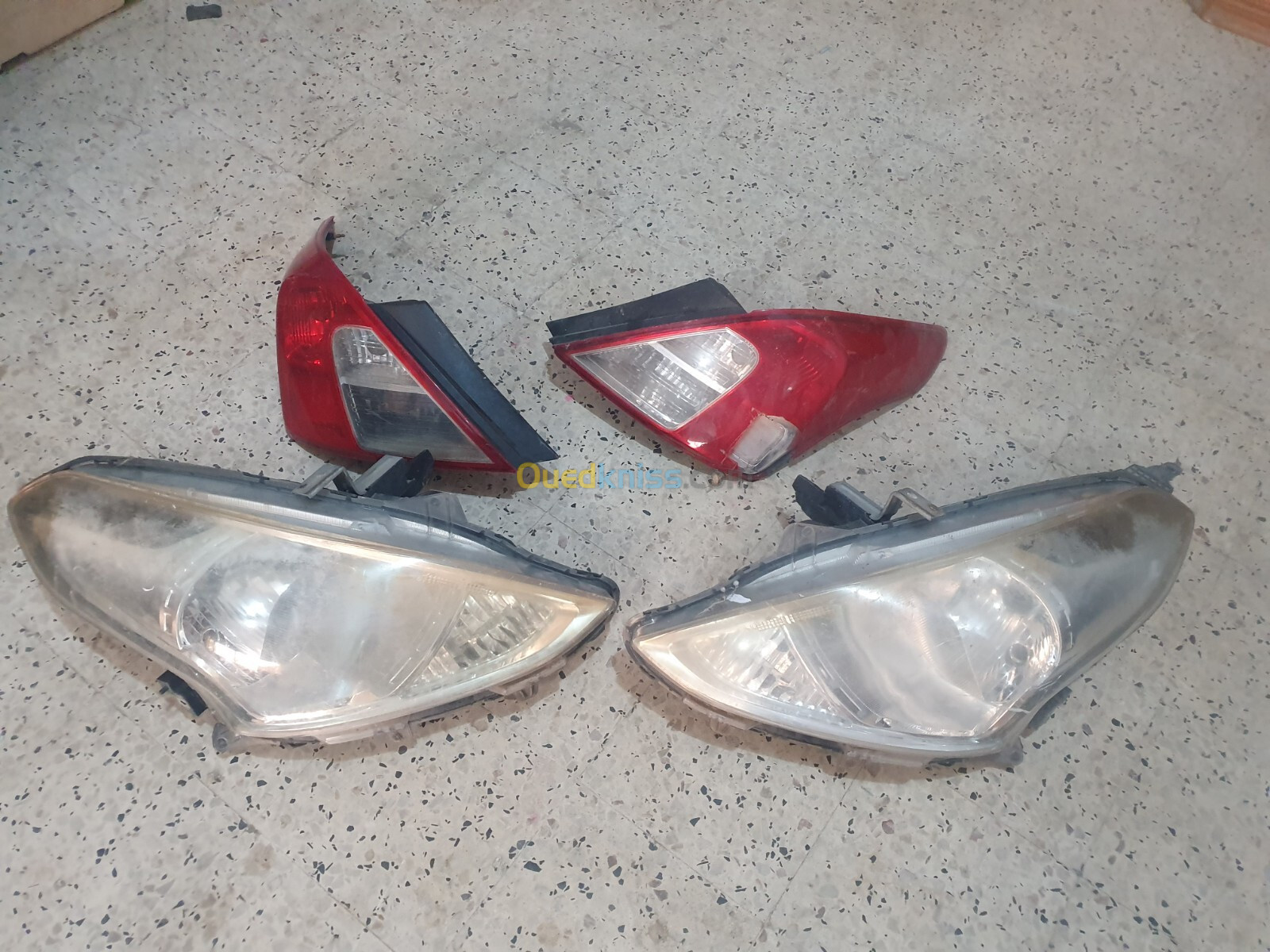 phare et feu arriere Nissan sunny n17