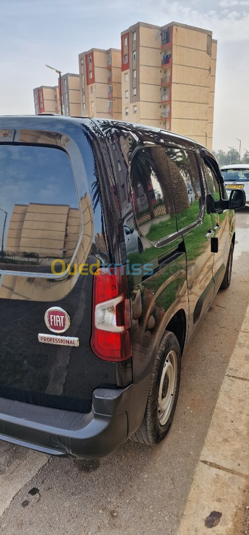 Fiat Doblo 2024 Black Italie 3 place