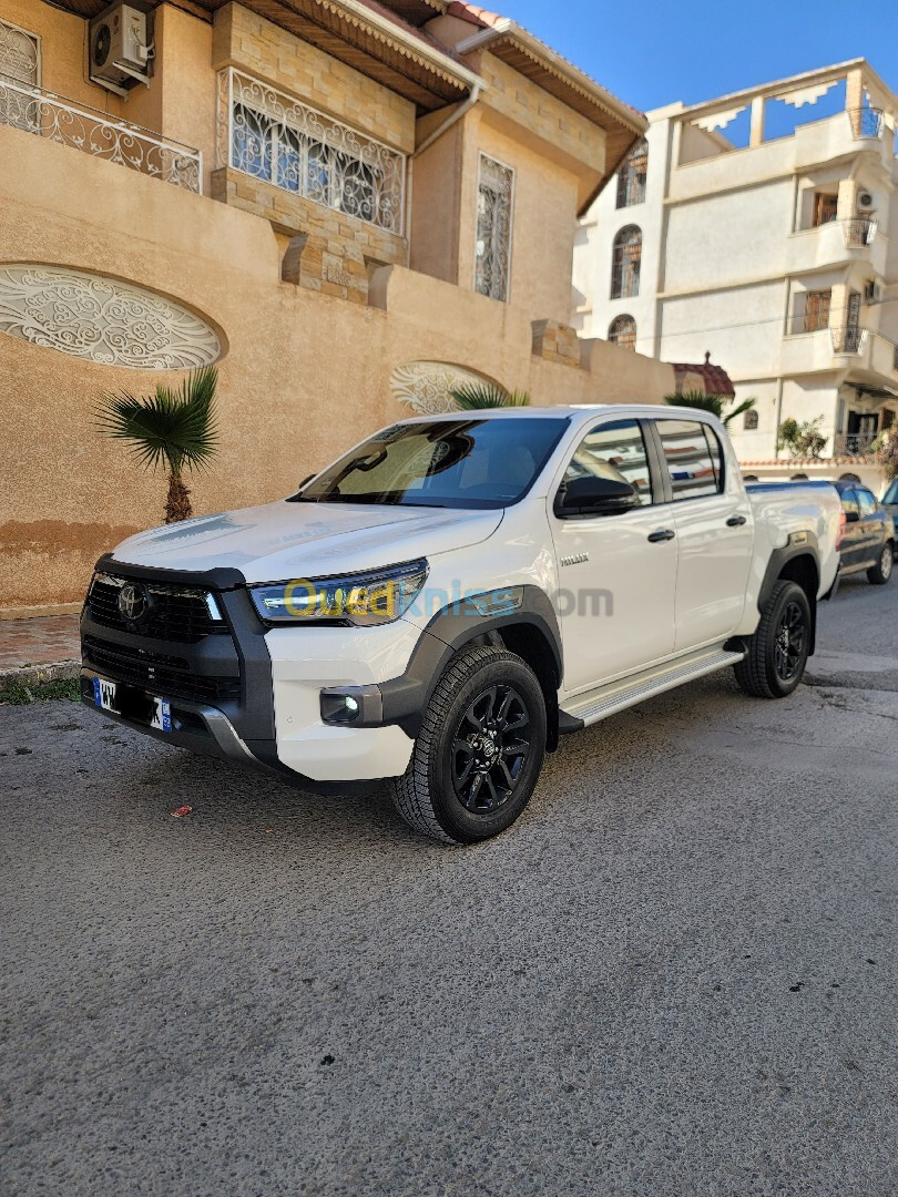 Toyota Hilux 2024 invincible sport