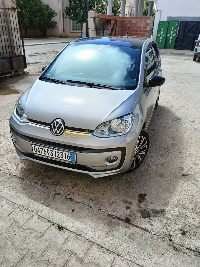 Volkswagen Up 2023 Bleu motion