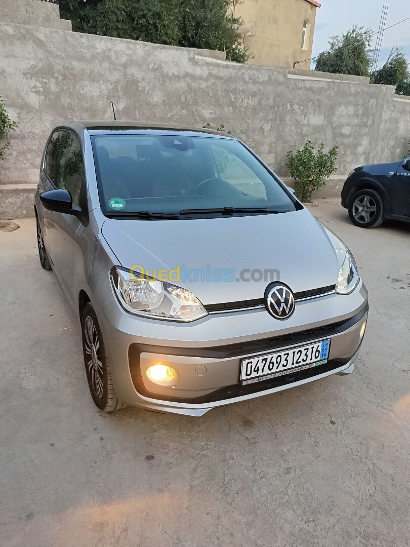 Volkswagen Up 2023 Bleu motion