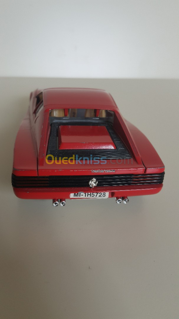 Voiture miniature Ferrari la fameuse Tastarossa 1984 burago Italy 1 24 