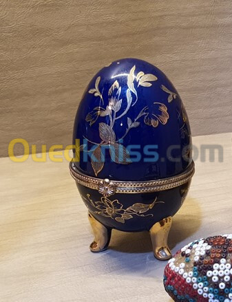 Boîte à bijoux style œuf Fabergé en porcelaine bleu cobalt