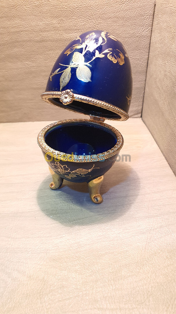 Boîte à bijoux style œuf Fabergé en porcelaine bleu cobalt