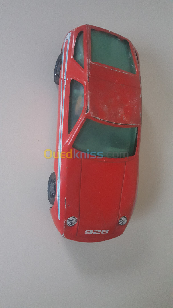 Vintage voiture à friction Porsche 928 en tôle Rouge de la marque JOUSTRA France