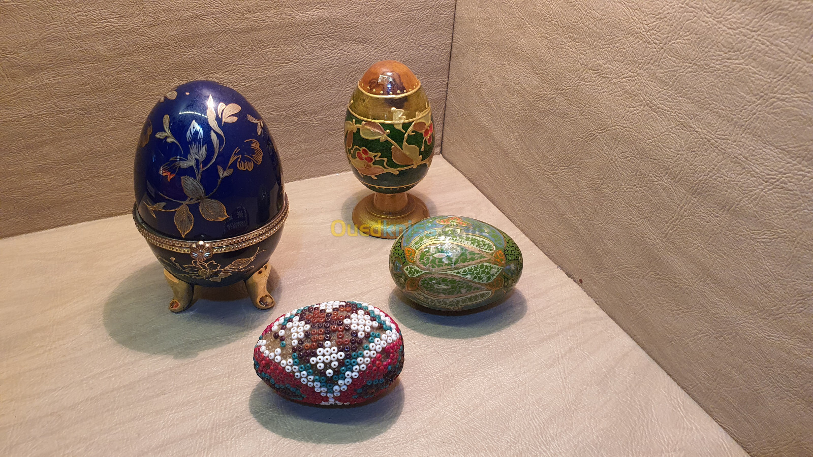 Oeufs de collections en porcelaine (boite à bijoux), bois et perles de verre. 