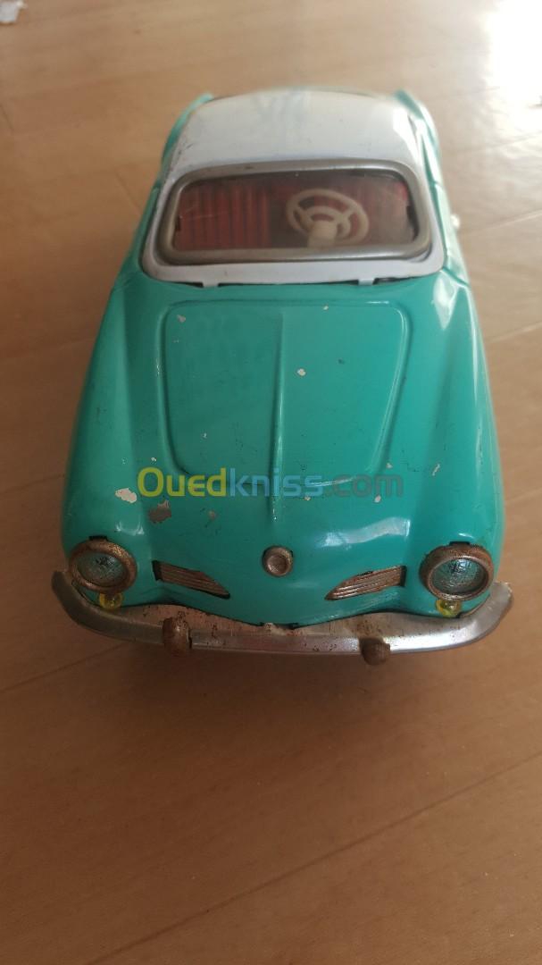 Miniature de collection, Voiture à friction en tôle SEDAN MF 743 des années 60's  25 cm, 