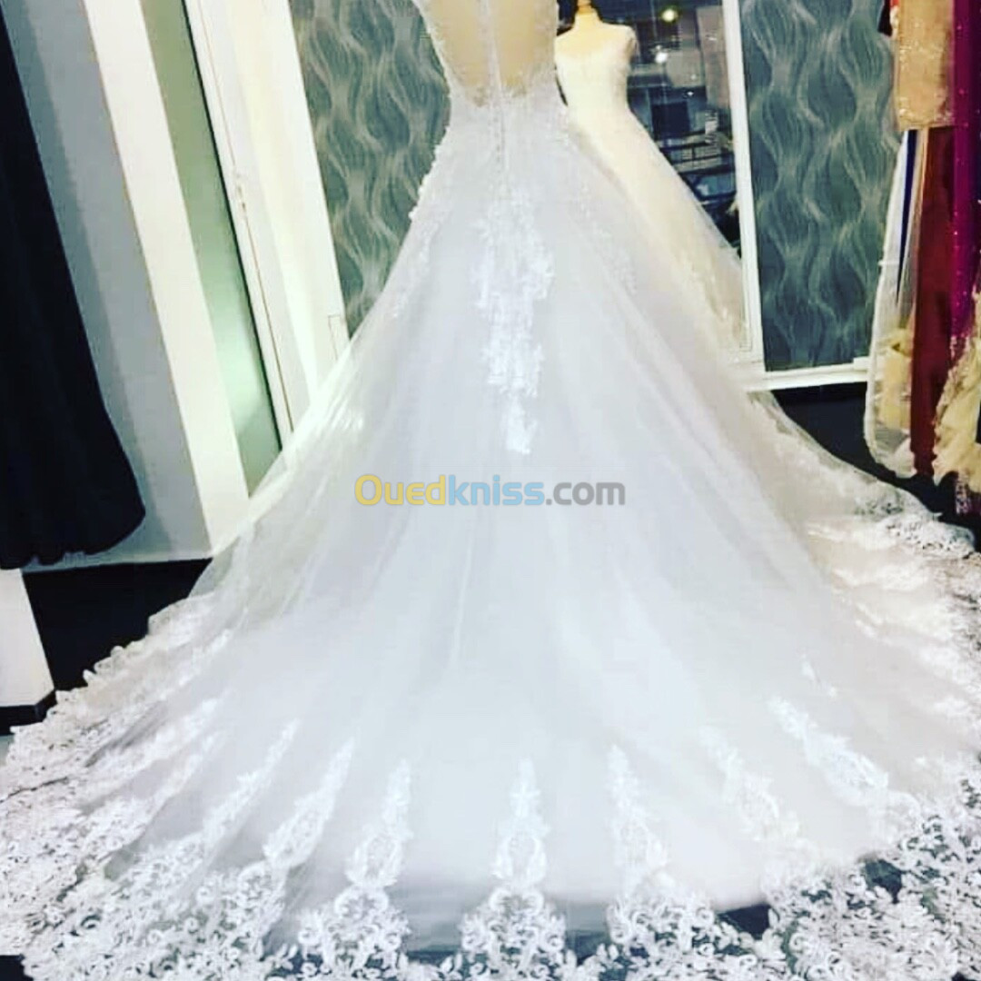 Une affaire de location de robe blanche est à vendre 