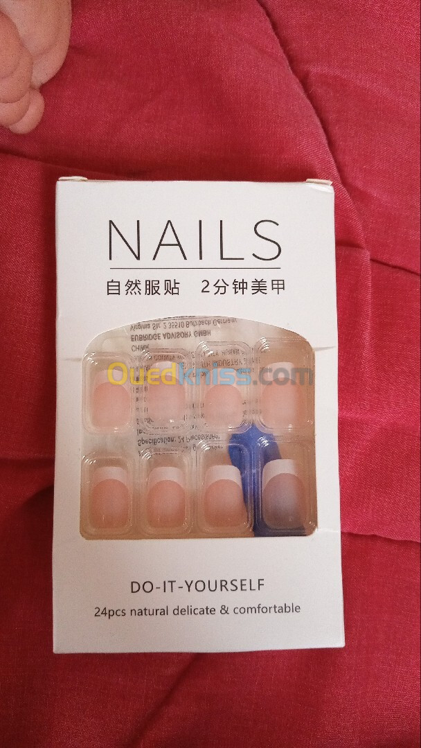 Faux ongles avec autocollant 