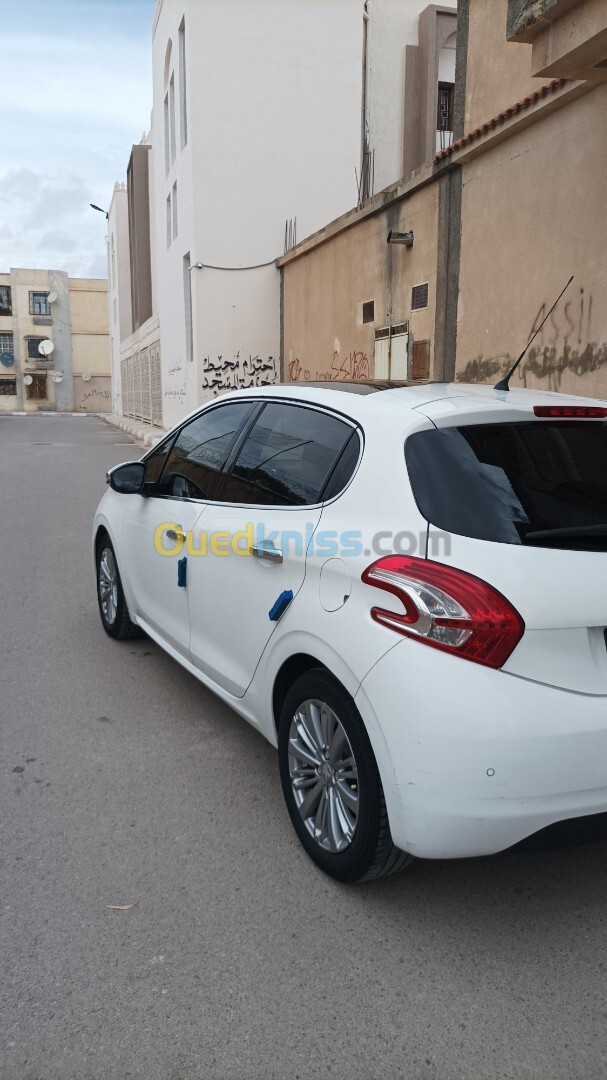 Peugeot 208 2015 Allur