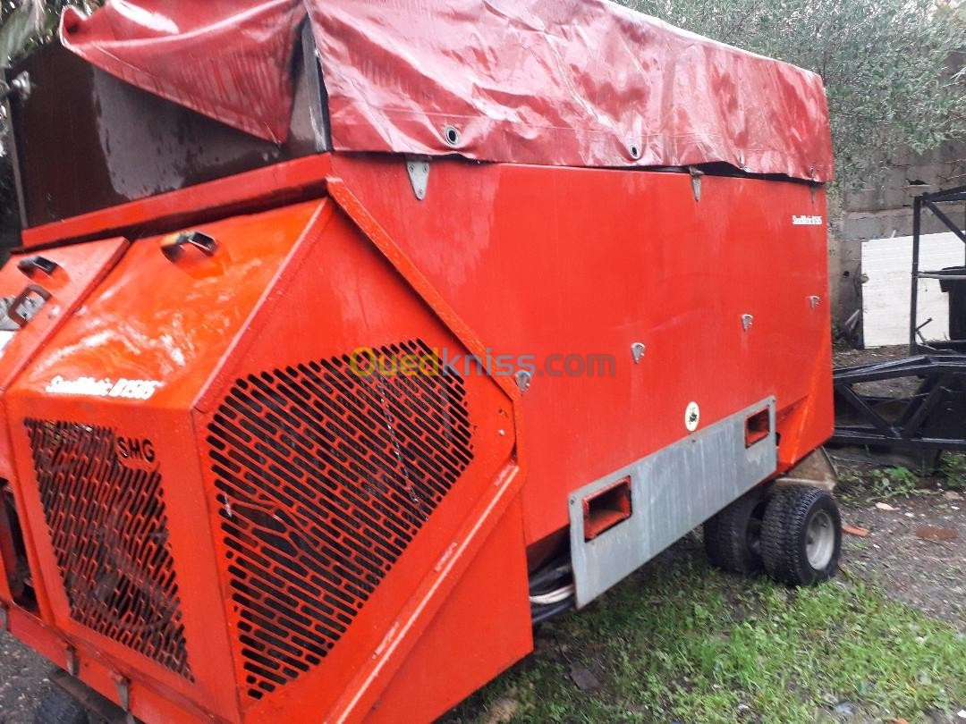 MACHINE D'EPANDAGE DE SABLE ET GRAINETTE POUR STADE EN GAZON SYNTHTIQUE