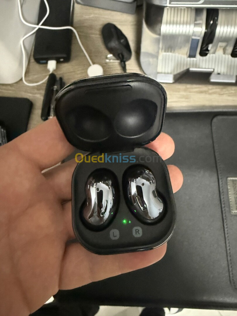 Galaxy buds live