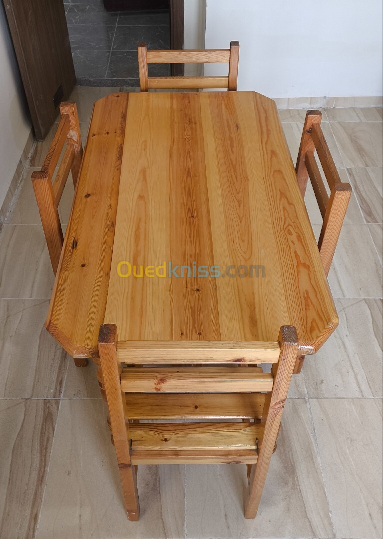 Table de cuisine plus 4 chaises en bois rouge massif