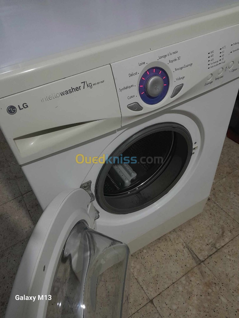 غسالة ملابس LG 7kg نظيفة