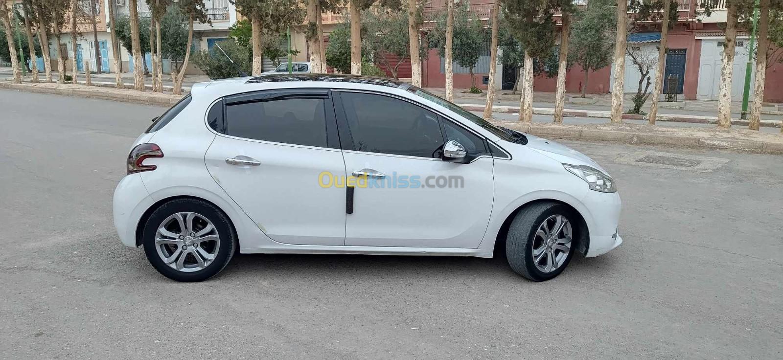 Peugeot 208 2015 Allure Facelift