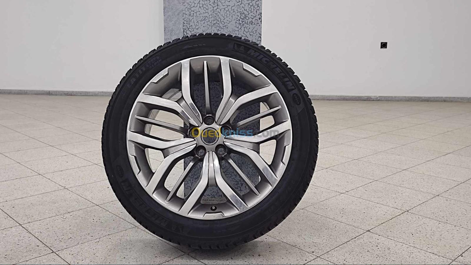 4 Jentes Land Rover Velar avec leurs pneus 275/45 R 21 MICHELIN