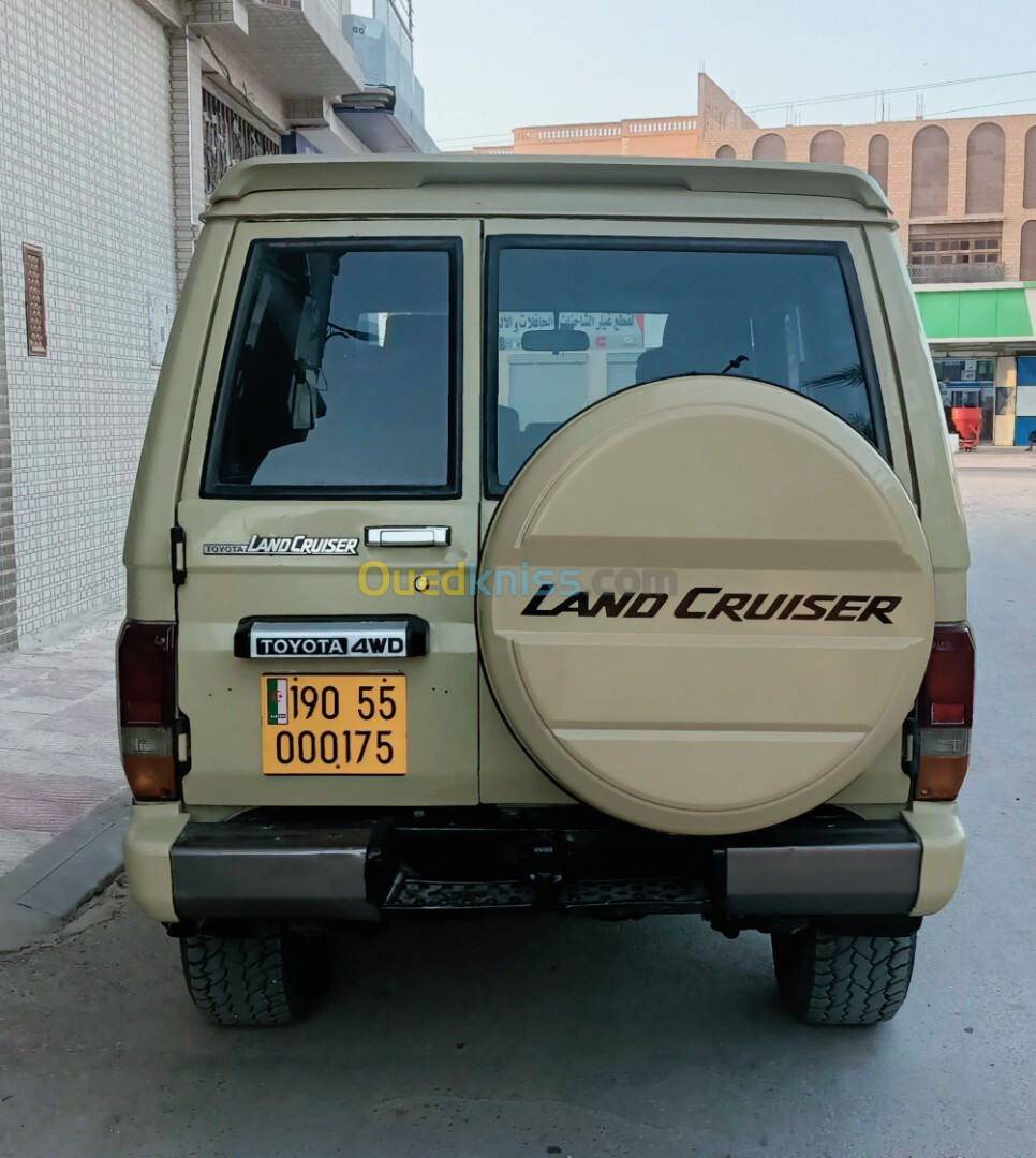 Toyota Land Cruiser 1990 Court