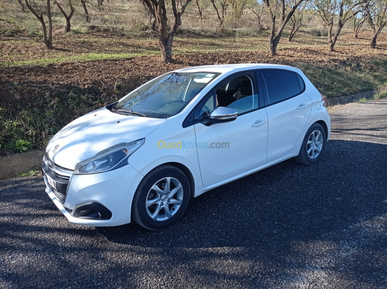 Peugeot 208 2016 1.2 essance. La toute.