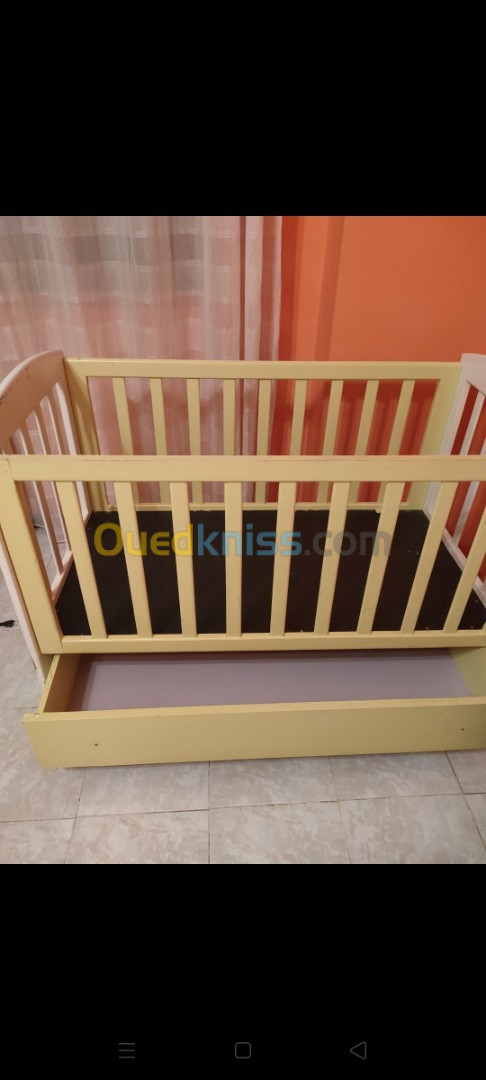 Lit pour bébé (bois hêtre)+2matelas neufs