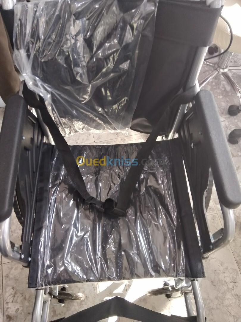 Fauteuil roulant avec frein et ceinture confort