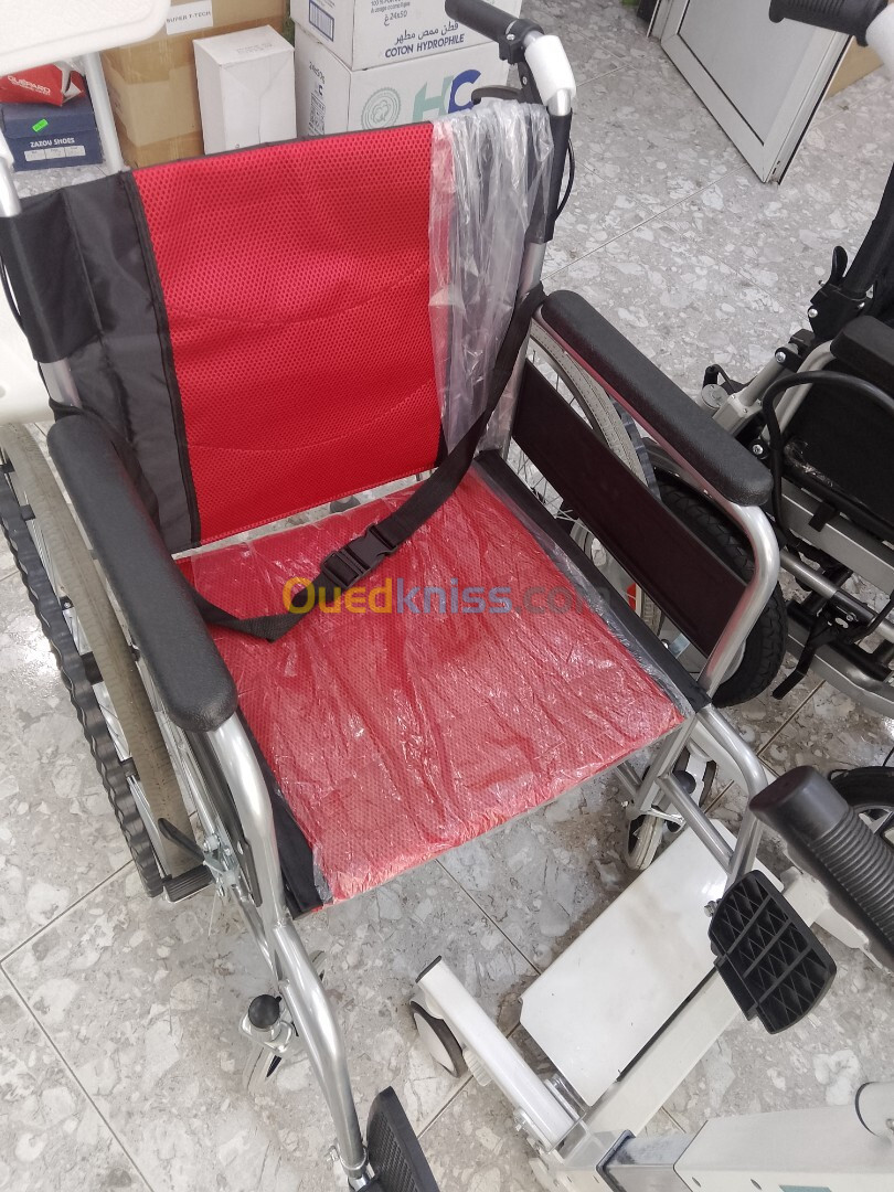 Fauteuil roulant avec frein et ceinture 