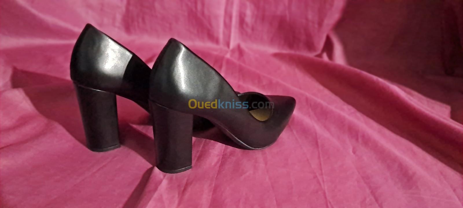 Escarpins couleur noir Queen Vivi. Pointure 38