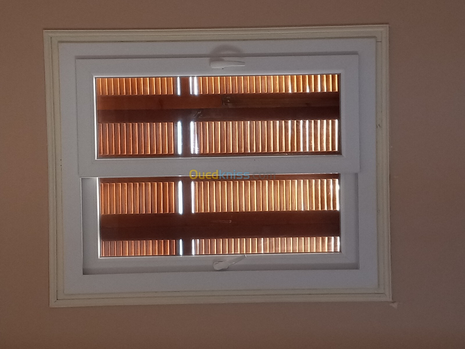 Fenêtres en pvc avec persiennes en bois