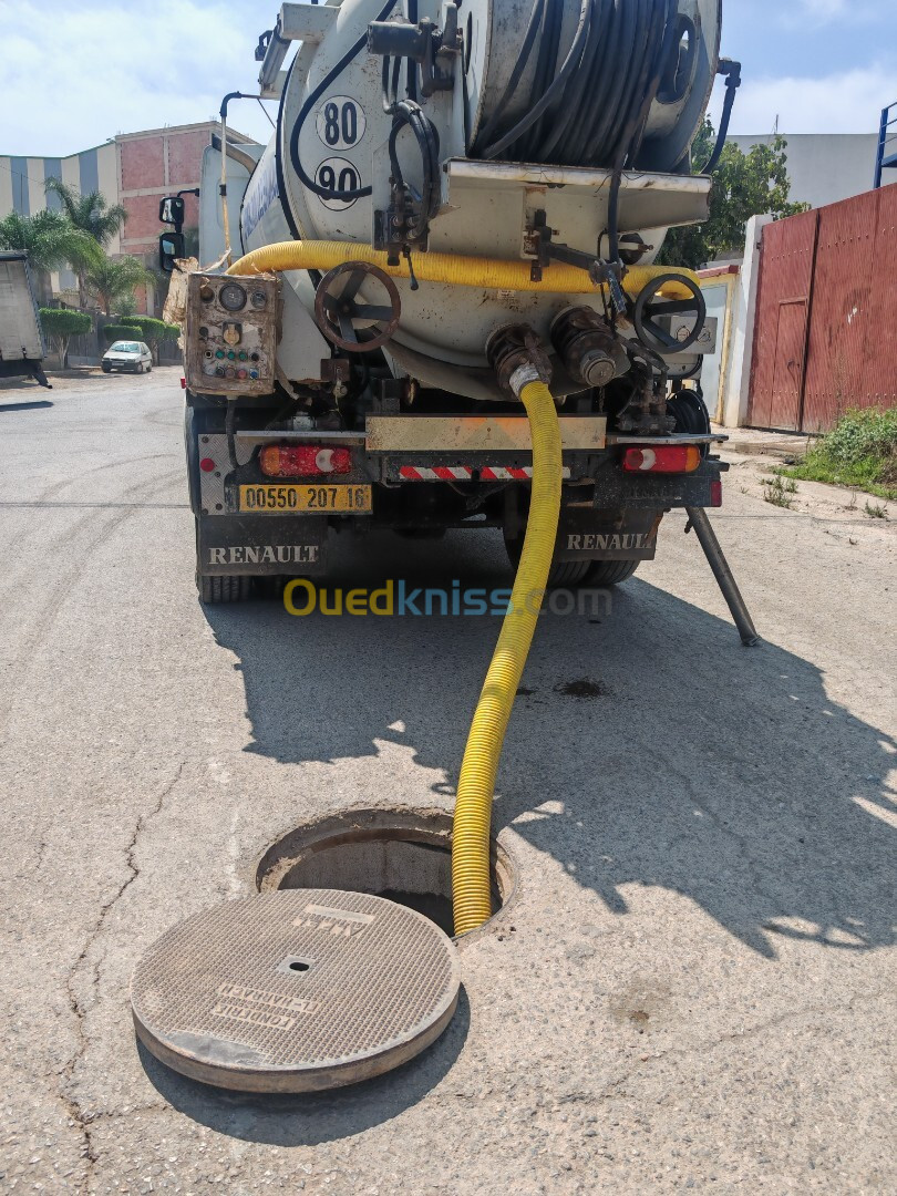 Camion nettoyage d'assainissement débouchage canalisation curage et vidange fosse septique