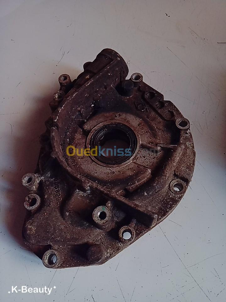 LA CULASSE MOTEUR  MG 550 , POMPE A EAU , POMPE A L'HUILE.