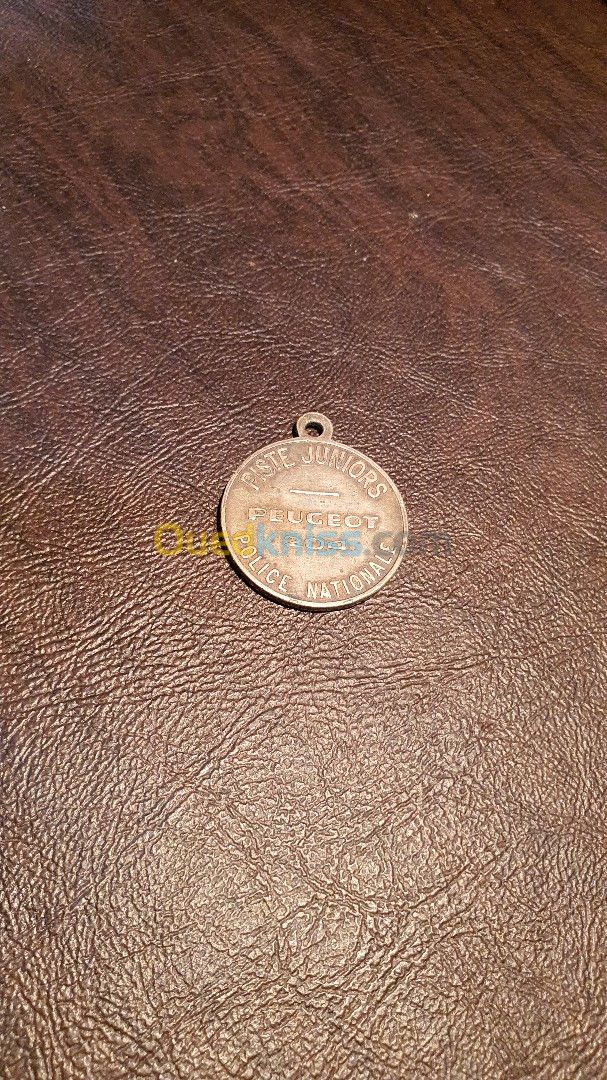 Ancien médaille porte clés voiture ancienne " Peugeot 204 "