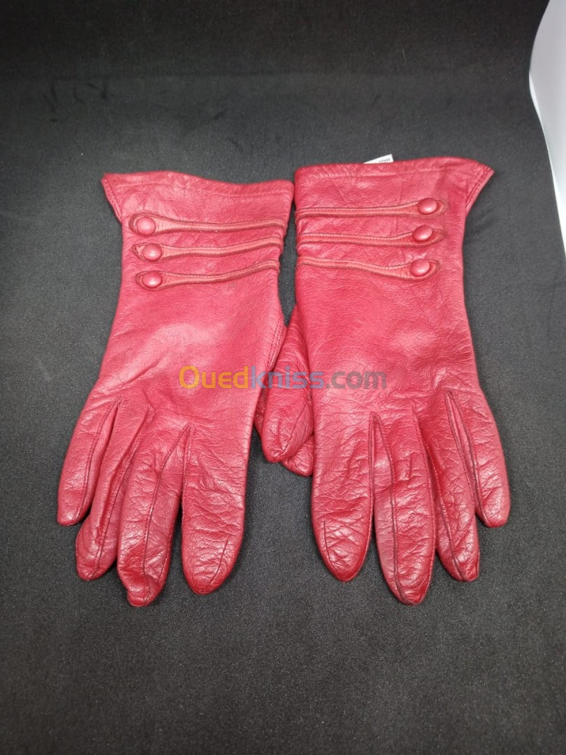 Très belle paire de Gants en cuir rouge pour femme