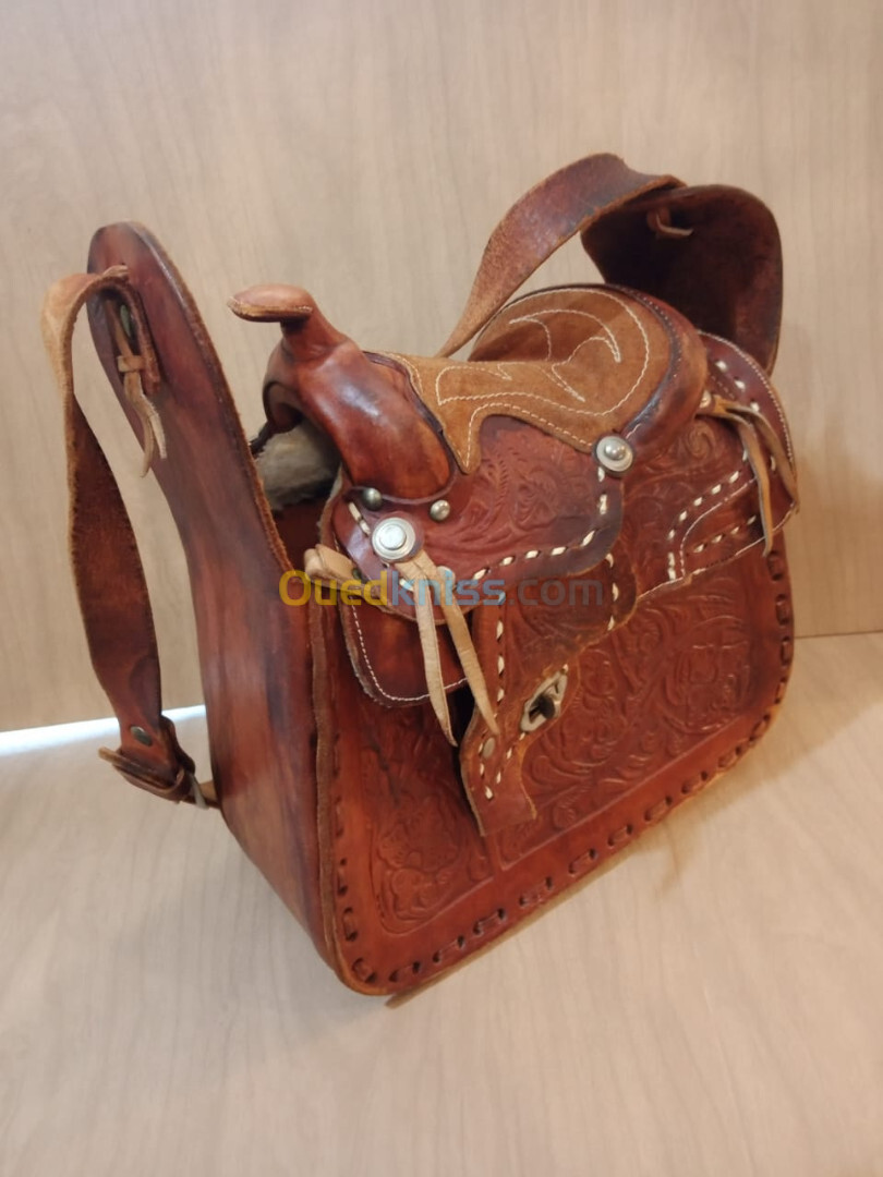 Très original Sac en cuir de selle de cheval, sac western en cuire repoussé. 