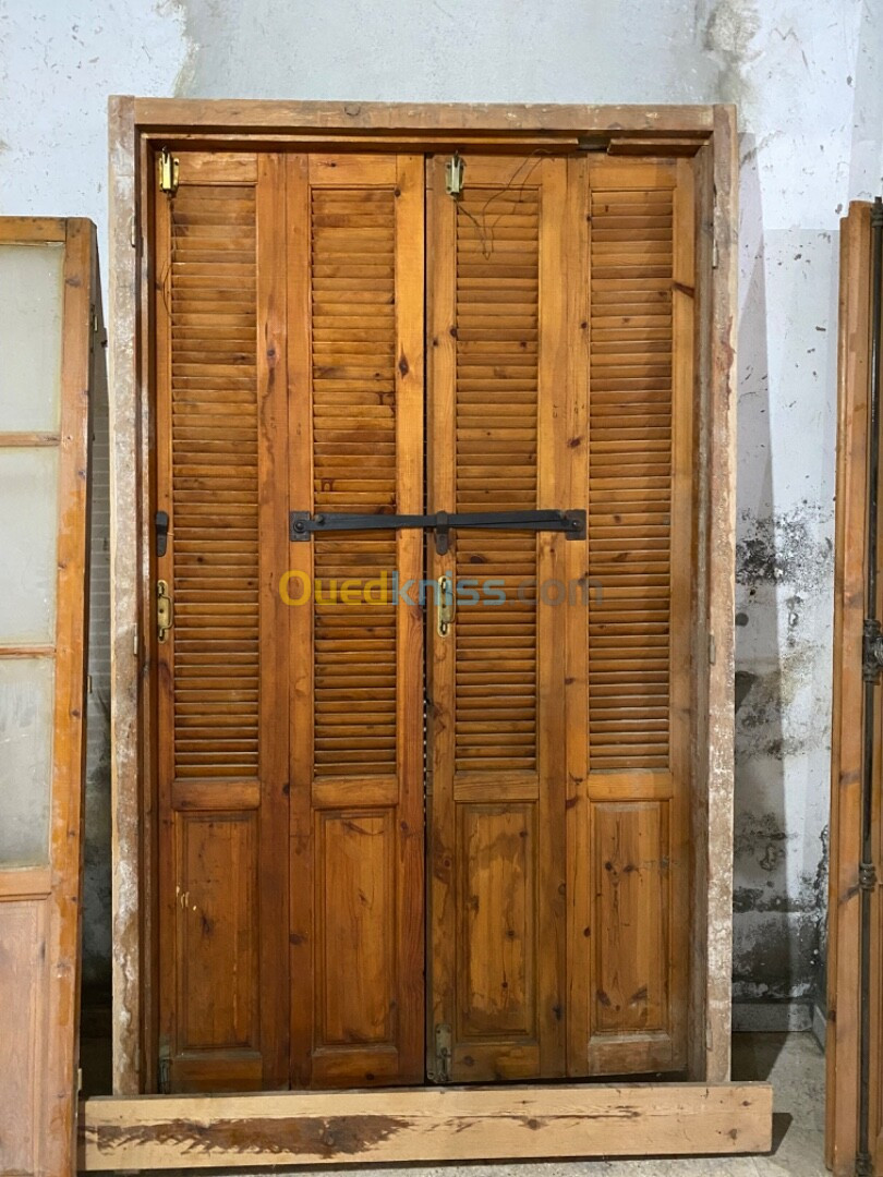 Porte fenêtre en bois rouge