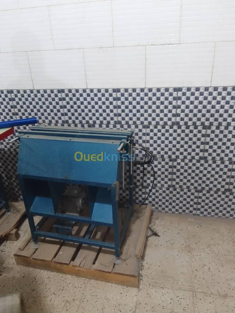 Machine piqueuse de brosse a balai