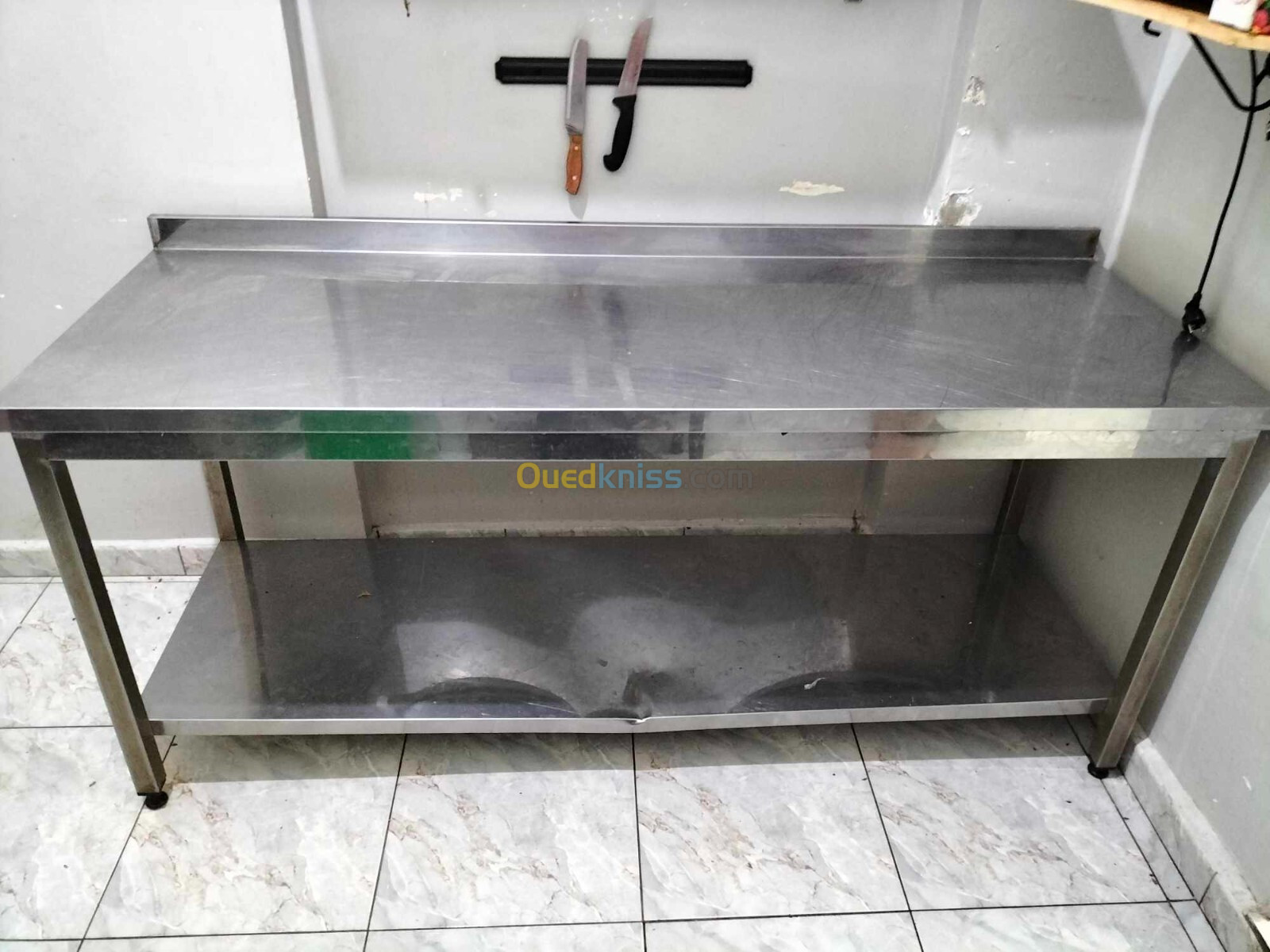 Tables en inox, frigo, congélateur présentoir 