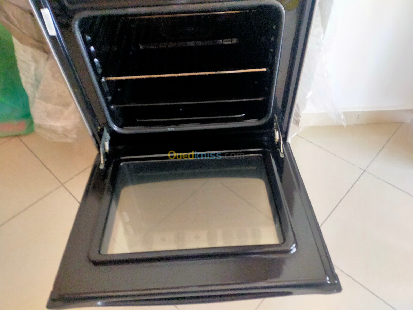 Particulier vend cuisinière en inox  avec  four  de marque Ariston  très peu utilisée