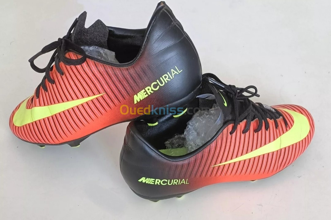 Chaussures ou souliers de football - crampons - Nike Mercurial en bon état, pointure 38