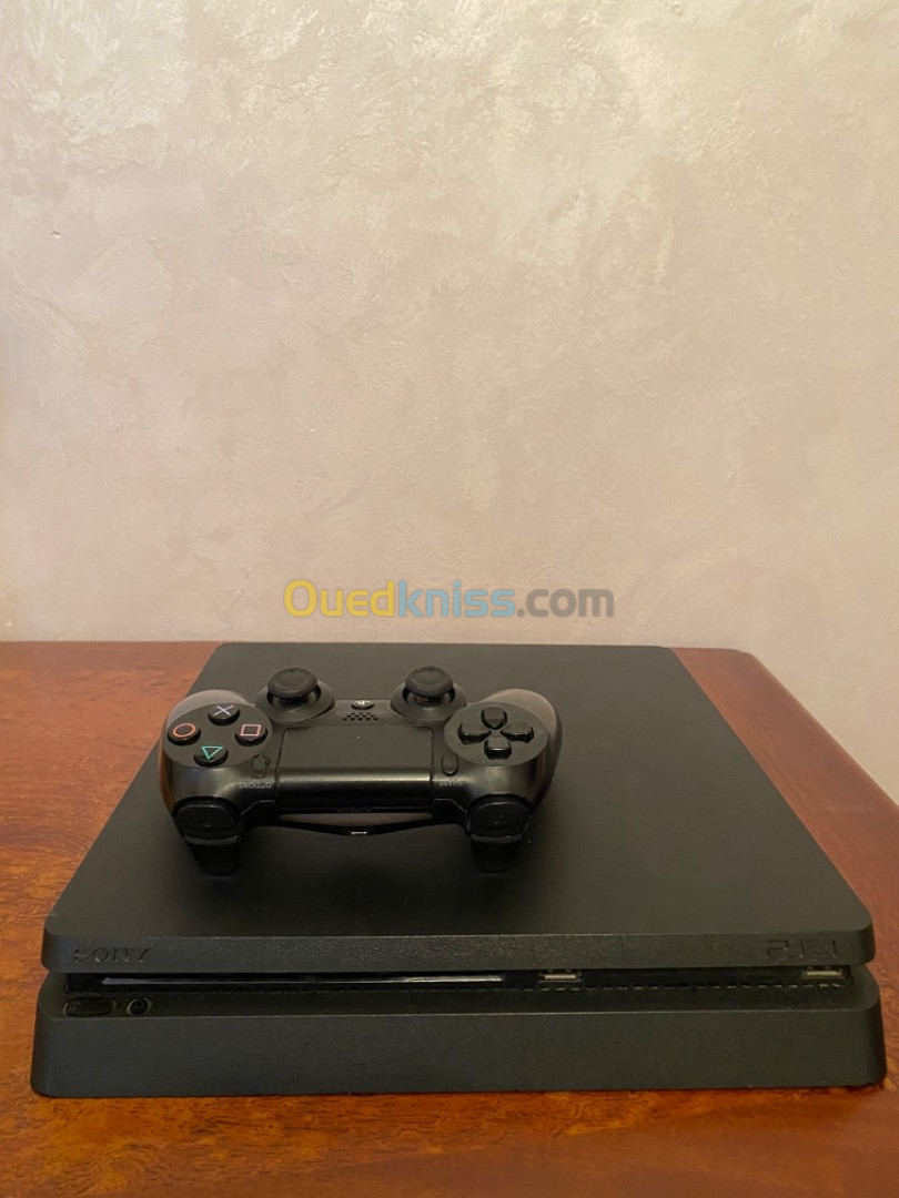 UNE PS4 SLIMA AVEC FIFA20 500G