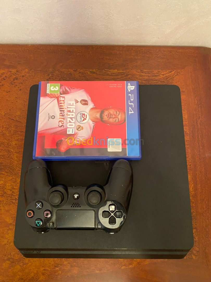 UNE PS4 SLIMA AVEC FIFA20 500G