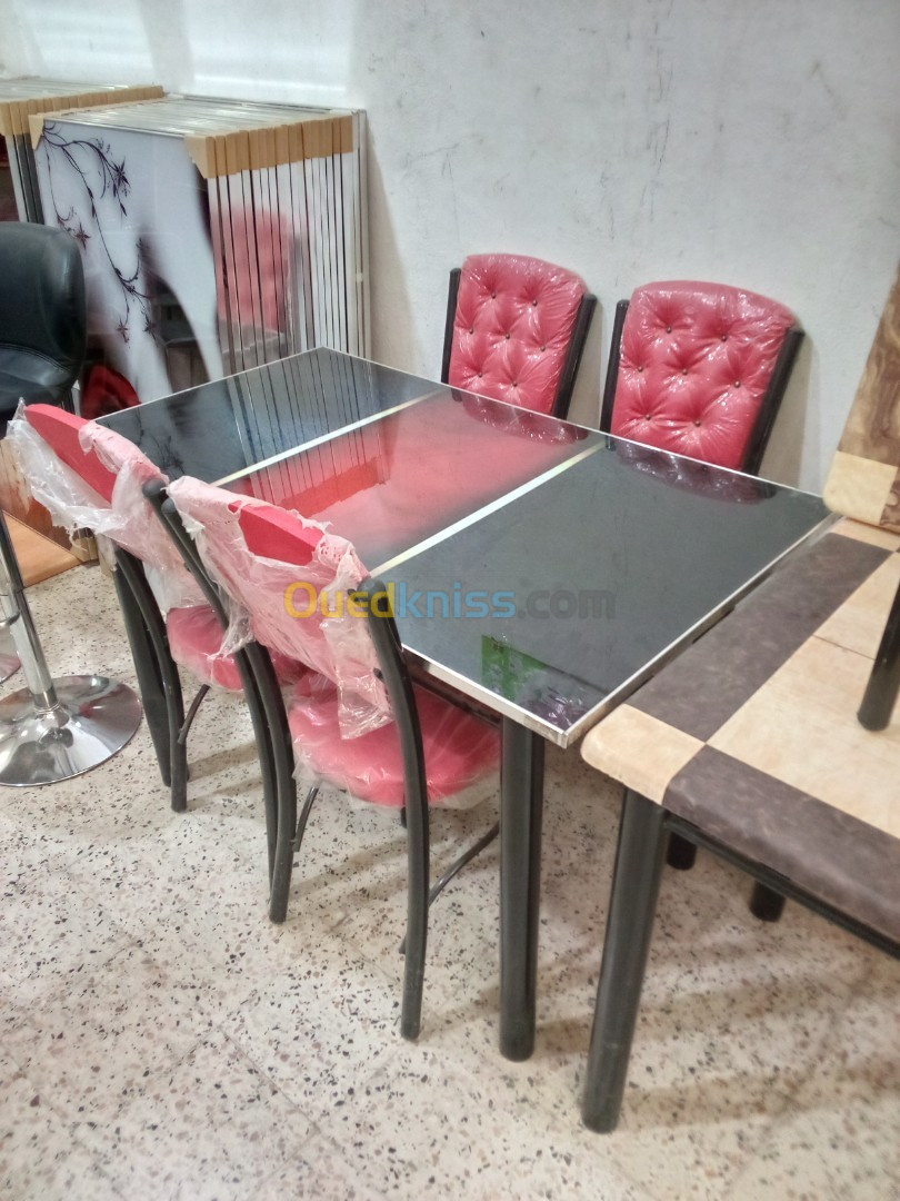 Table et 4 chaises / طابلة و 4 كراسى 