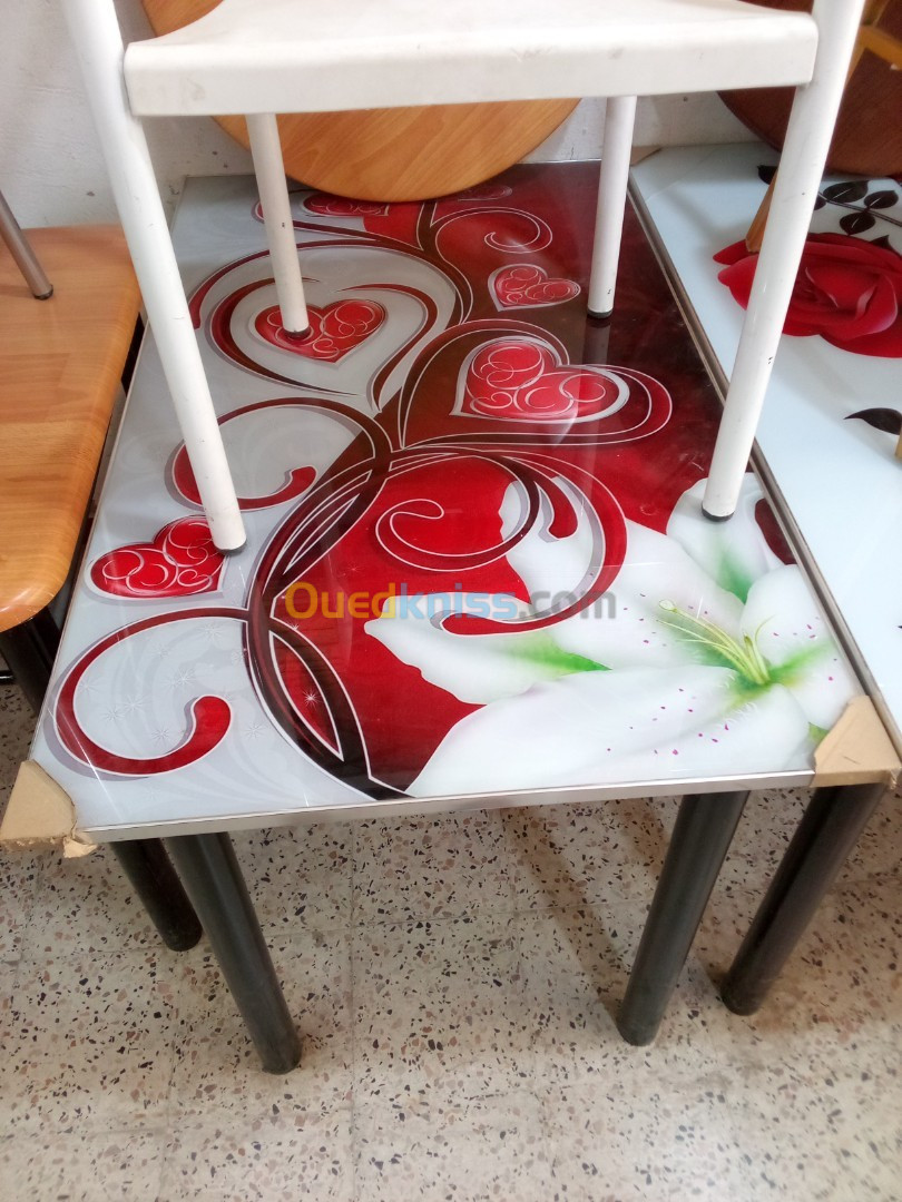 Table et 4 chaises / طابلة و 4 كراسى 