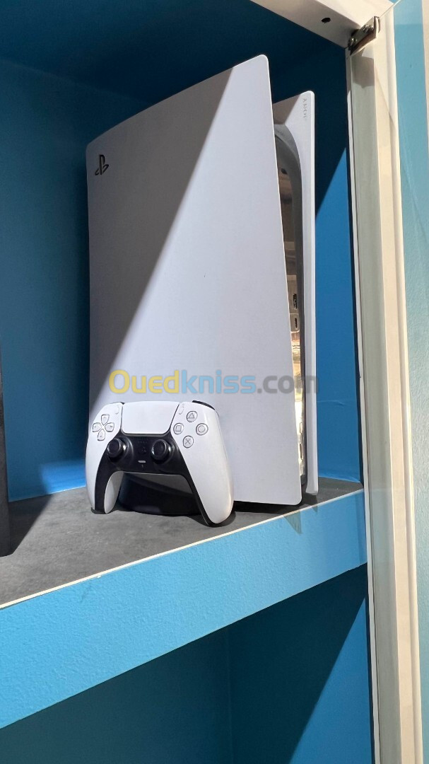 PS5 slim ( disc )  + 2 jeux ( Raganrok + Fifa 2023 )