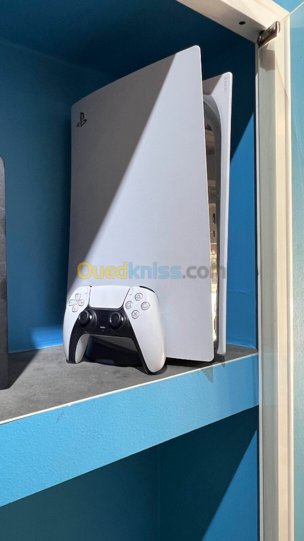 PS5 slim ( disc )  + 2 jeux ( Raganrok + Fifa 2023 )