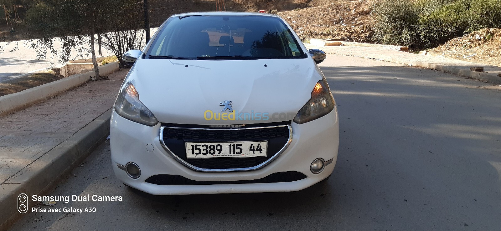 Peugeot 208 2015 Silver Line