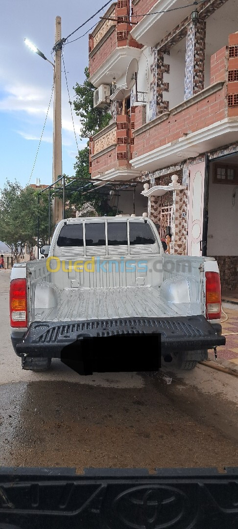 Toyota Hilux 2009 A froid aile avant,à froid sous le feu arriere